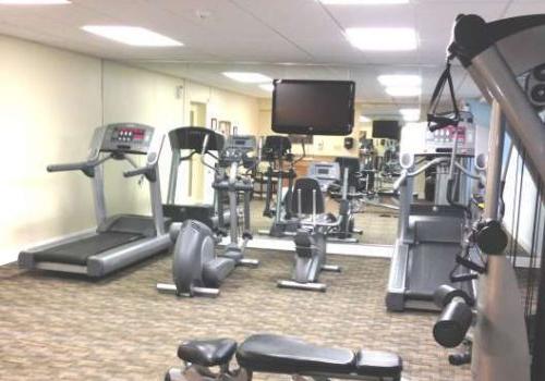 A fully equipped gym at 斯坦福十字路口 apartments for rent